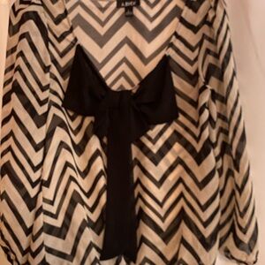 A. Byer Black and White Chevron Women's Top Sz Large